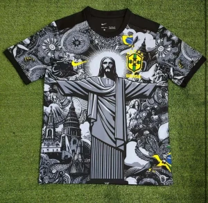 Nike Brasil grafisk fotbollströja - Säljer en unik Brasilien fotbollströja från Nike med ett grafiskt tryck av Kristusstatyn och detaljerade illustrationer i svart, grått och vitt. Tröjan har korta ärmar, Brasilien-emblem och gula Nike-loggor. Perfekt för dig som vill sticka ut på planen eller läktaren.