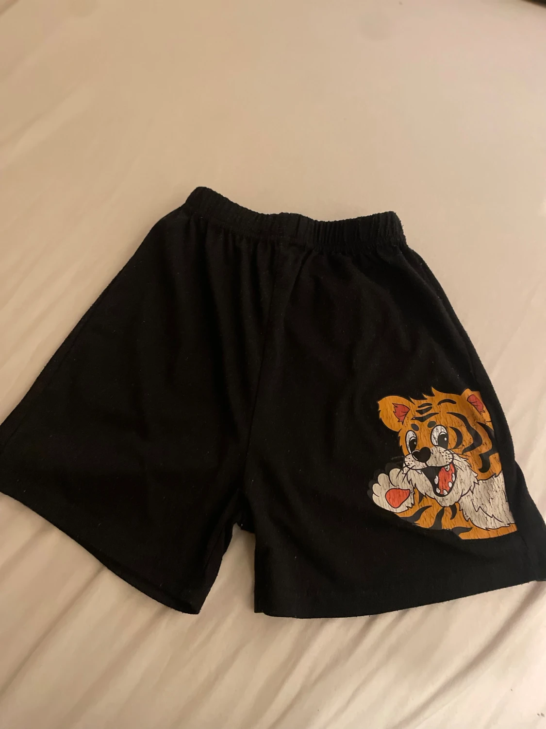 Svarta shorts med tigertryck 