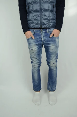 Dondup Jeans  - DONDUP GEORGE NYASTE MODELLEN  Storlek : W32  Modell : George  Mått : A = 41CM - B = 93CM  Användning : Jeansen är i ett väldigt fint skick utan defekter  Nypris : Cirka 3500SEK  Modellen på bilden är 182CM och väger 76KG