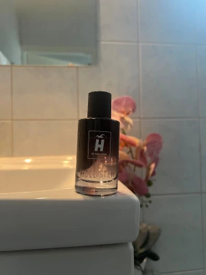 H by Hollister parfym 50 ml - H by Hollister parfym 50 ml. Parfymen är ”discontinued” och går inte längre att köpa i butik eller online. Ca 35 ml kvar.