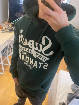 Vintage SuperDry 2000s hoodie(sällsynt) - Säljer nu denna sjukt snygga och sällsynta vintage hoodie från Superdry! Passar perfekt nu till höst och vinter då den både är varm och har en riktigt snygg passform😊 Storlek S men passar även M! Säljs ej längre i butik och är därför eftertraktade 🤝 Skriv vid funderingar 📲🙌