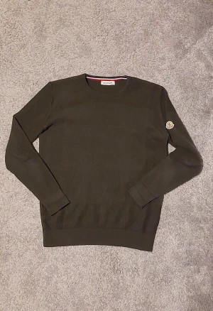 Stickad Moncler Tröja   - Snygg mörkgrön stickad Moncler tröja || Storlek S 