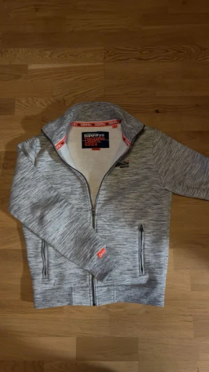 Zip från Superdry  - Snygg unik zip från superdry som är perfekt för den kalla årstiden, hör av er vid minsta fundering!! 