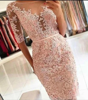 Ljusrosa spetsklänning Dressroom Linné - Superfin ljusrosa kortklänning med blommig spets och v-ringning. Klänningen har trekvartsärm i transparent spets, markerad midja och figurnära passform. Perfekt för dig som vill sticka ut med eleganta detaljer och romantisk look. Oanvänd klänning med prislapp på i från Dressroom Linné i storlek 38-40. Kommer med dustbag. Nypris:3500 SEK.