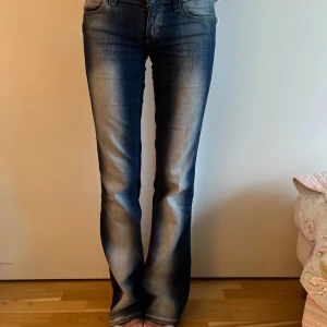 Blå bootcut jeans från weekday 💙✨ - Säljer ett par klassiska blå bootcut jeans från weekday i modellen Cheap Monday med snygg slitning framtill och bakfickor. Jeansen har normal passform och är i ett stretchigt denimtyg. Perfekta till sneakers eller boots.💕🌺 dom är något slitna längst ner pga att dom är så långa, dom är bra för mej och jag 175