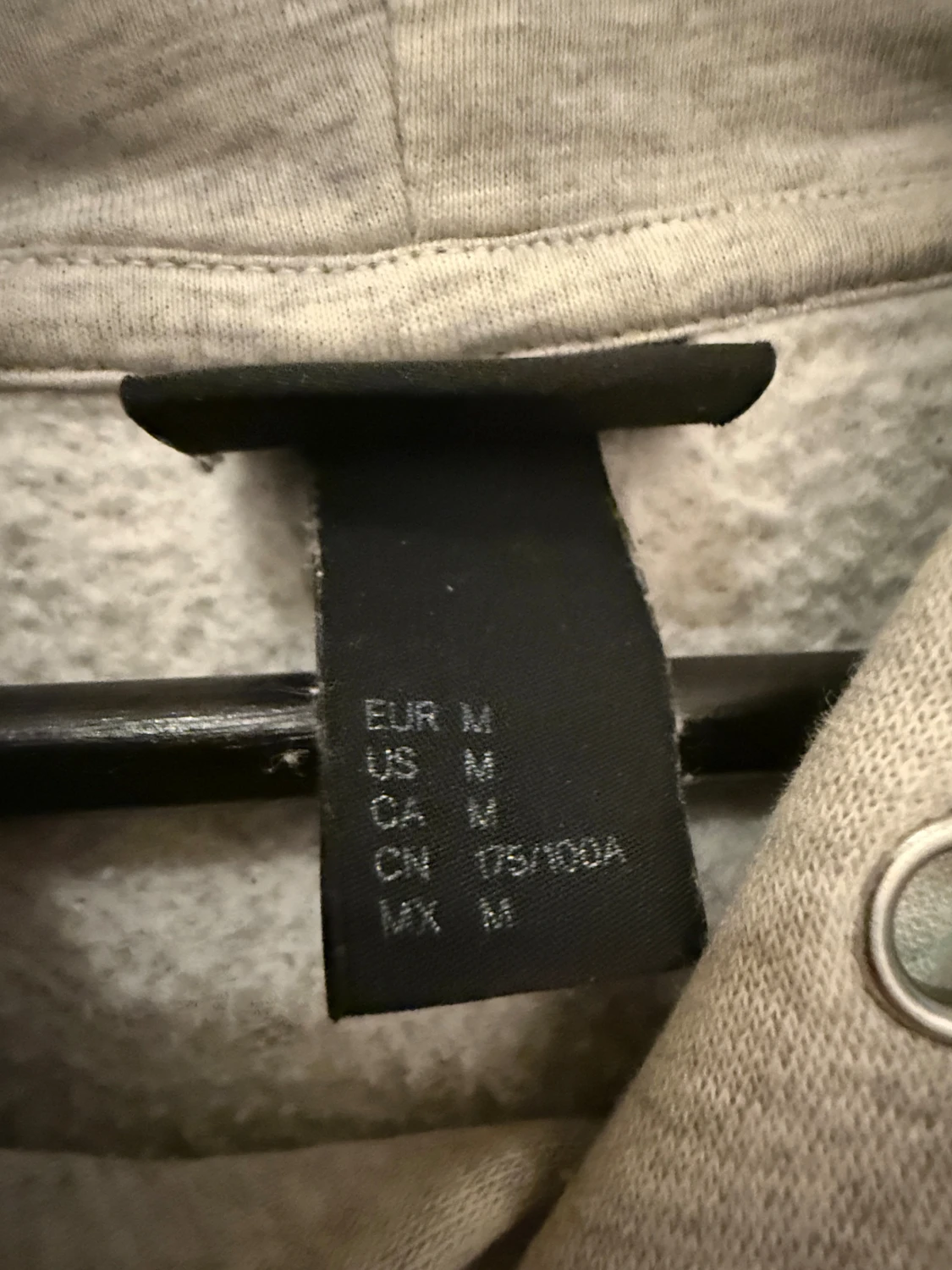 Grå hoodie med blommigt tryck - 1