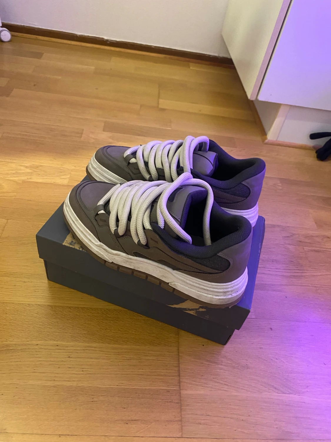 Chunky grå sneakers med vita snören