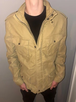 Woolrich jacka i beige färg  - Woolrich jacka i beige färg och L i storlek. Bra skick. Hör av er i dm för mer info och för fler bilder. Pris kan diskuteras. Äkthetsbevis ges även ut i dm!