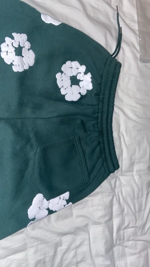 Gröna Denim Tears sweatpants med blommor - 10/10 i skick och aldrig använt priset går att diskutera.