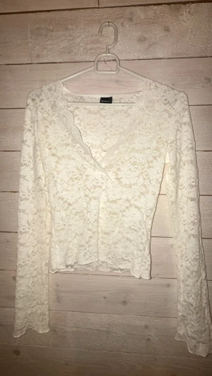 Vit spetsblus från Ginatricot  - Superfin vit spetsblus från ginatricot med v-ringning och långa ärmar. Blusen har ett blommigt spetsmönster. Aldrig använd men tyvärr är prislappen inte kvar. Kom privat för info eller bilder eller något om pris! ❤️