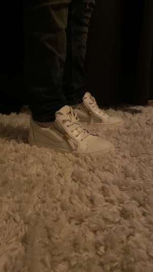 Vita guiseppe zanotti skor - Säljer nu mera mina guiseppe zanotti skor. Box får man självklart med och allt är original.