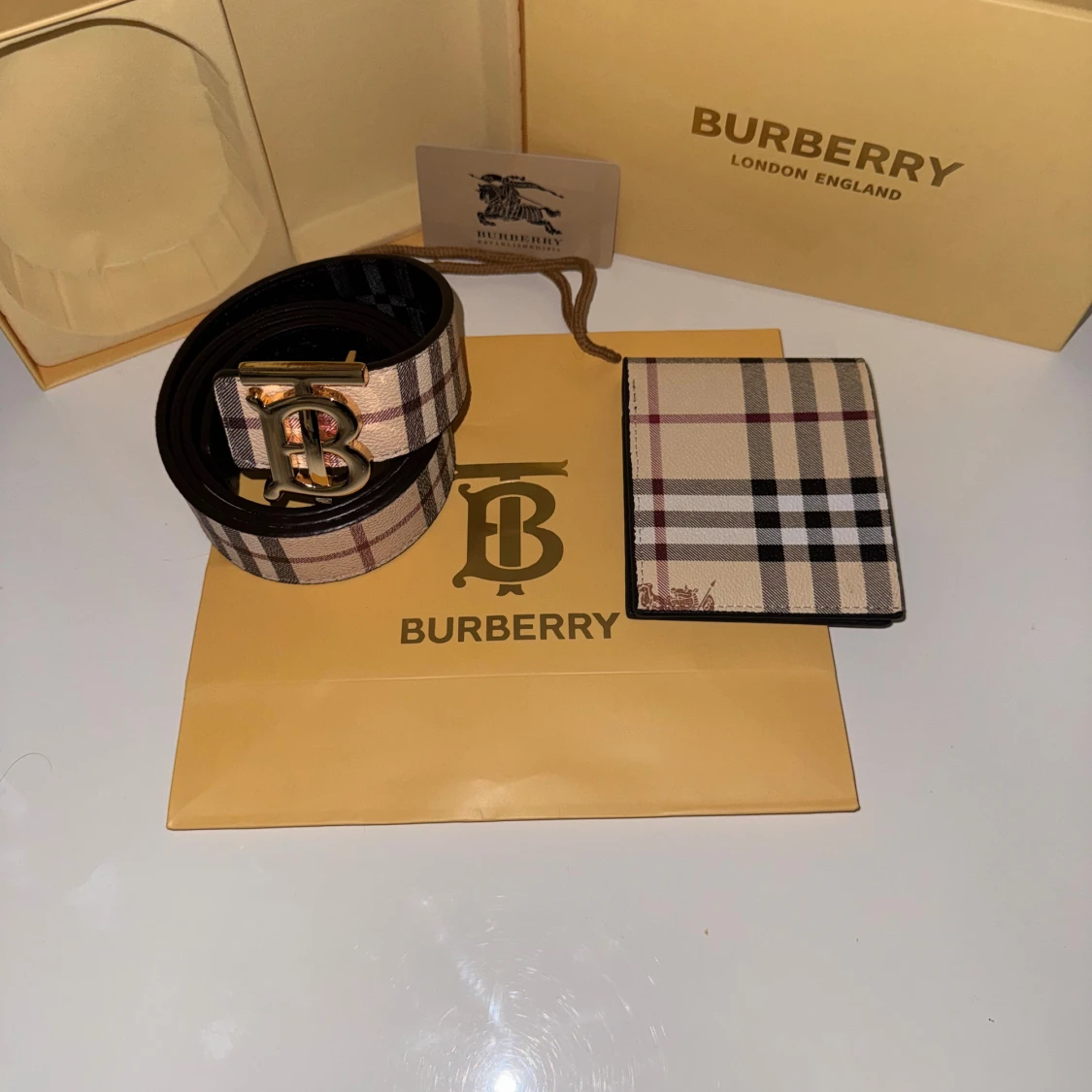 Rutig Burberry bälte med guldspänne