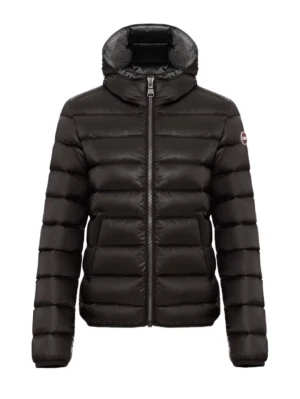 Svart dunjacka från Colmar - Säljer en svart dunjacka från Colmar med huva och quiltad design. Jackan har dragkedja framtill, två fickor och en rund logotyp på ärmen. Den är lätt och varm, perfekt för kyliga dagar. Passformen är normal och modellen är klassisk och stilren. Ett litet C på jackan har lossnat men inget man lägger märke till! Har du frågor och vill se skriv privat! Jacka är i storlek 50 men jag brukar ha S och den passar bra på mig! Ni ser ju på bilderna hur den sitter!