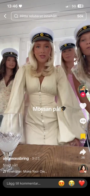 Randig långklänning med puffärm - Superfin ljus långklänning med smala vertikala ränder i gul och brun. Klänningen har v-ringning, markerad midja, knappar framtill och långa puffärmar som ger en trendig siluett. Perfekt för studentfirande och sommarens alla tillfällen!den finns inte längre på hemsidan.