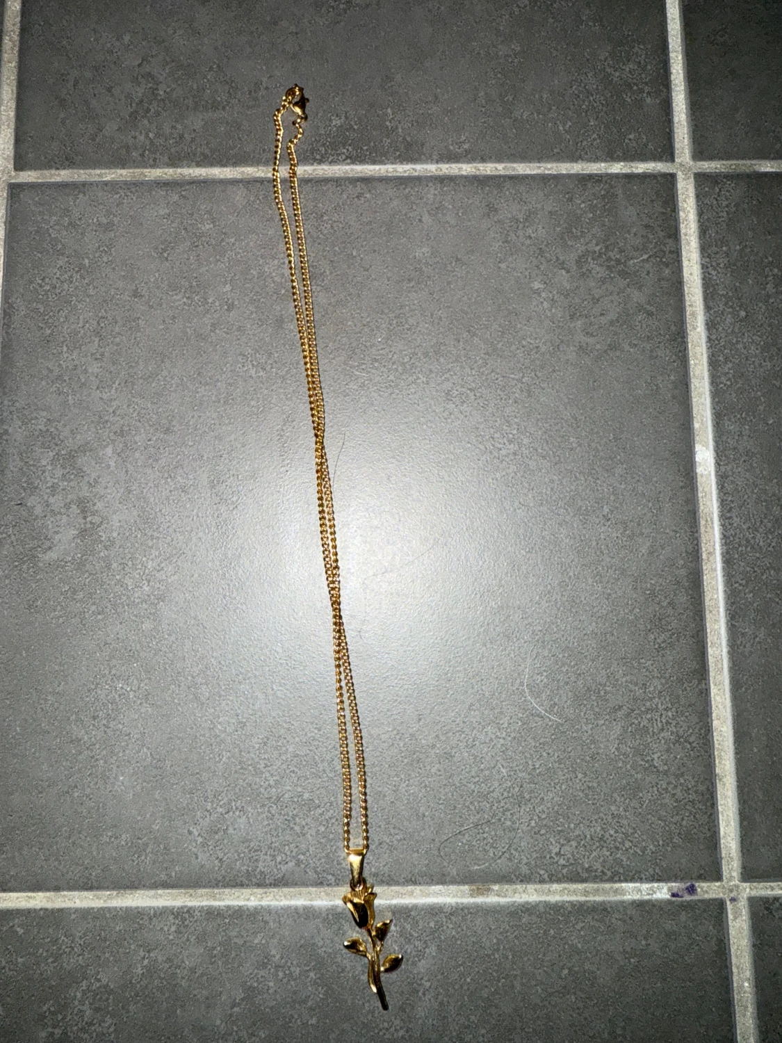 Guldigt halsband med rosberlock