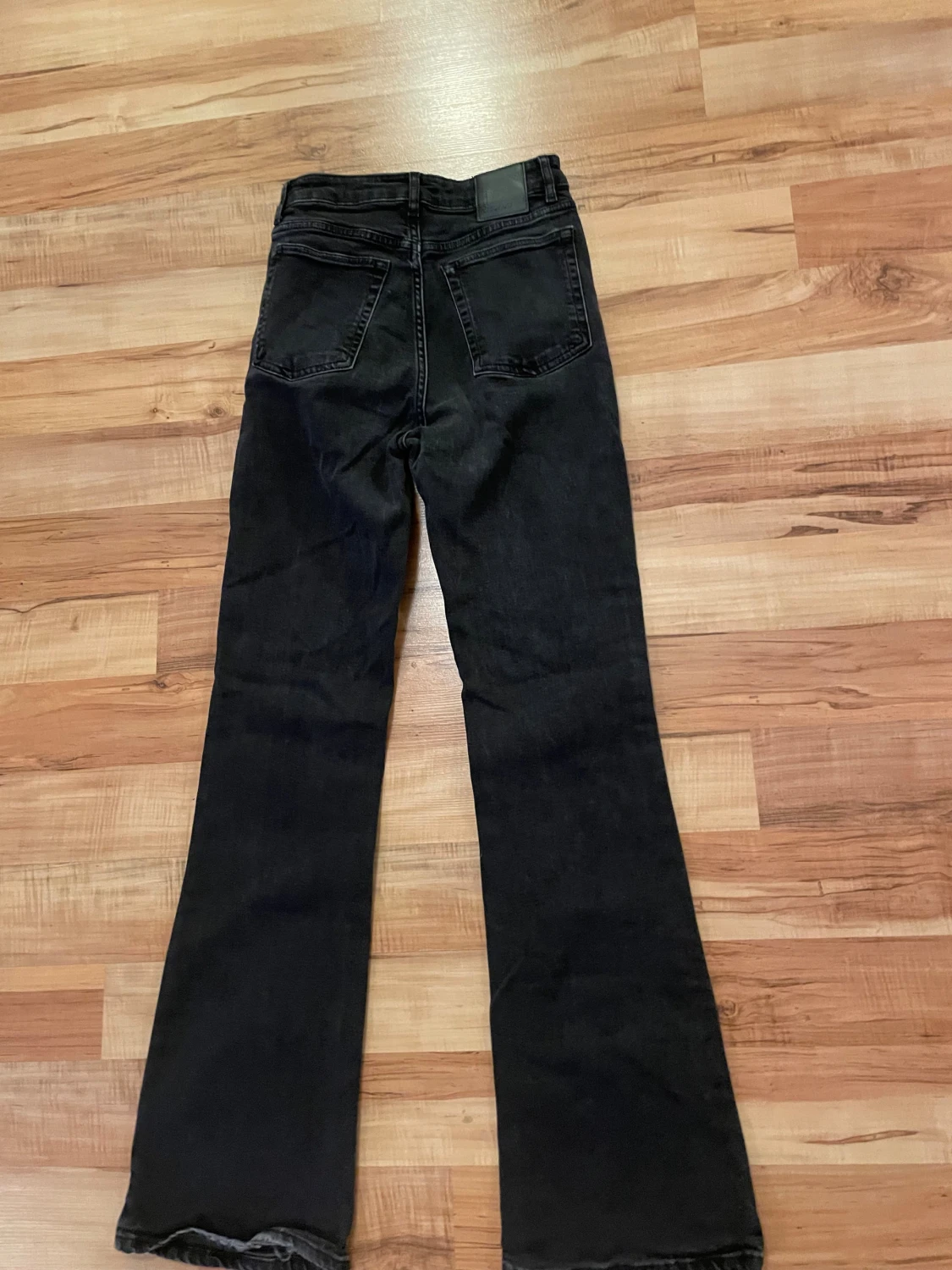 Svarta bootcut jeans med hög midja - 1