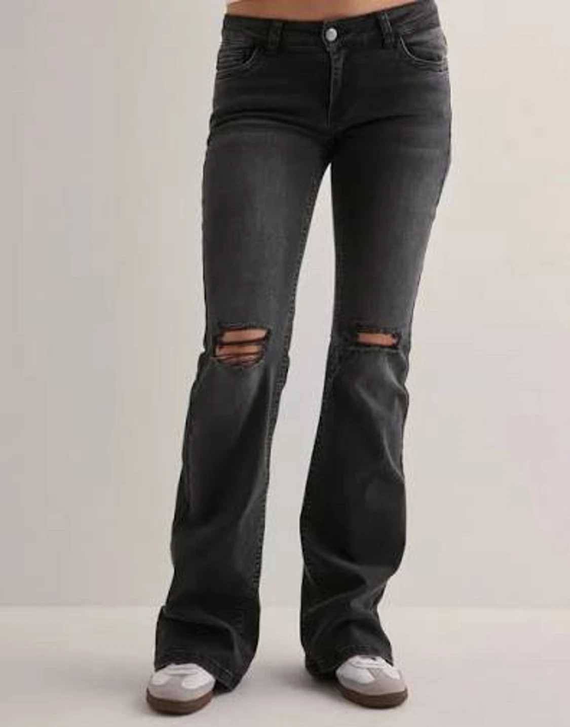 Svarta bootcut jeans med slitningar