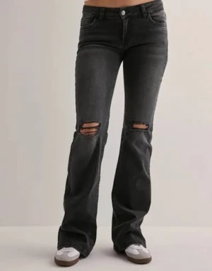 Svarta bootcut jeans med slitningar - Snygga svarta lågmidjade jeans från Nelly. Jeansen knappt använda och är i fint skick! Om du har någon fundering så är det bara att höra av dig!💕