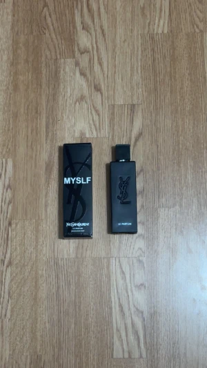 YSL MYSLF Le Parfum black edition - Stilren parfym från YSL med modern design. Flaskan och förpackningen har en cool svart look och passar perfekt för dig som vill sticka ut med en ikonisk accessoar. Le Parfum-variant.