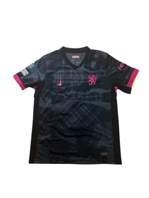 Chelsea 24/25 Tredje – Palmer 20 – Snabb affär - Snygg tredjetröja med Palmer 20. Fint skick, ren och fräsch. Passar casual och supporter.