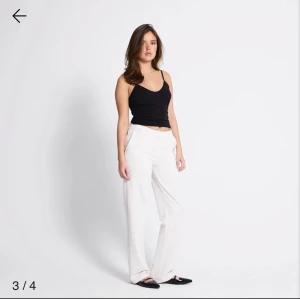 Kostymbyxor  - Lågmidjade kostym byxor med raka ben från Lager 157 i färgen ”Ivory”! Köpta för 250kr men säljer för 50kr pga dem är lite smutsiga längst nere(se bild) men går säkert att tvätta bort!🩷Kom privat för fler bilder eller frågor🩷