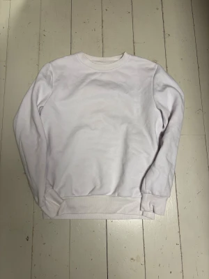 Vit sweatshirt från Primark - En helt vanlig vit sweatshirt från primark. Knappt använd. 