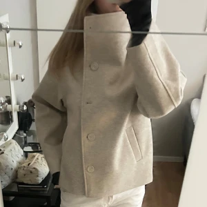 Beige kappa med hög krage  - Säljer en helt oanvänd beige kappa från lager 157 som nu är slutsåld online!! Super fin och som sagt inga defekter😇 Pefekt till hösten