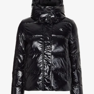 Svart pufferjacka från Calvin Klein - Säljer en svart, glansig dunjacka från Calvin Klein i strl S.  Jackan har använda några gånger, men är i ett bra skick                                                            Skriv för fler bilder🤍 