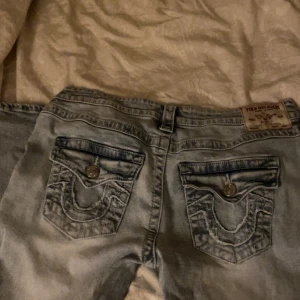 True Religion ljusblå jeans med broderade fickor - Säljer dem pga fel storlek, använda 1 gång. Är som nya såklart. Ny pris 1 299kr