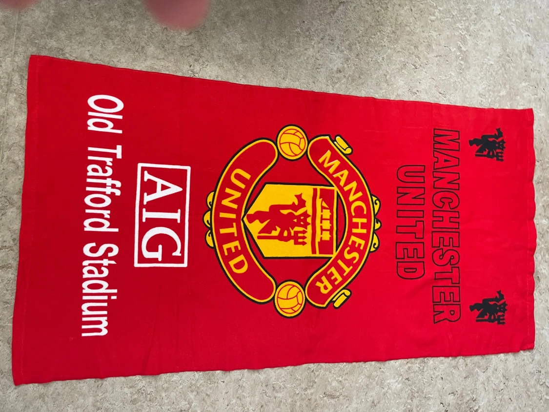 Manchester United röd halsduk Old Trafford - 2