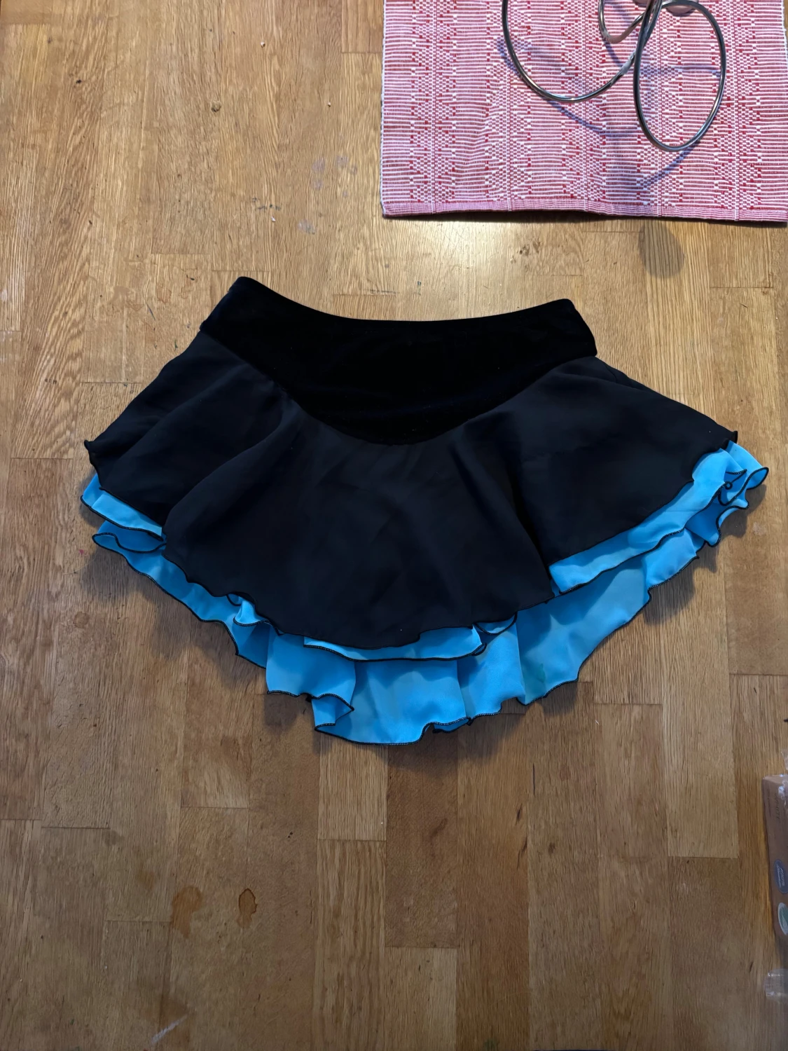 Svart, blå konståkningstjol  - 2