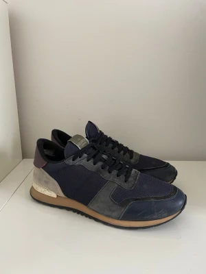 Valentino Rockrunner Skor  - Säljer nu dessa Valentino rockrunner skor, skriv för fler bilder/frågor🙌🏼