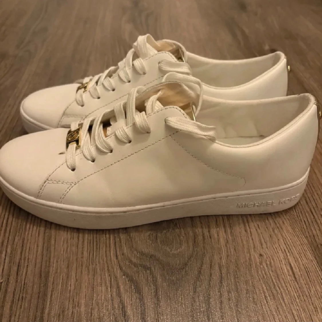 Vita sneakers från Michael Kors - 1