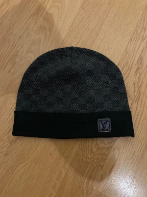 Mössa - Säljer denna riktigt feta mössa som är använd en vinter. Kom gärna med pris förslag🤝