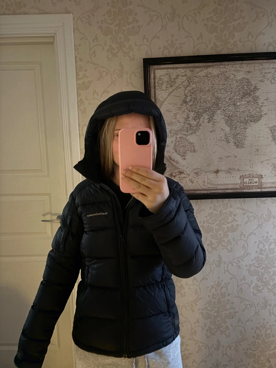 Svart dunjacka med huva från Peak Performance