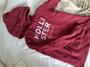 Vinröd Hollister hoodie - Jättefin hollister hoodie i storlek S. Inga defekter utan i gott skick!🥰