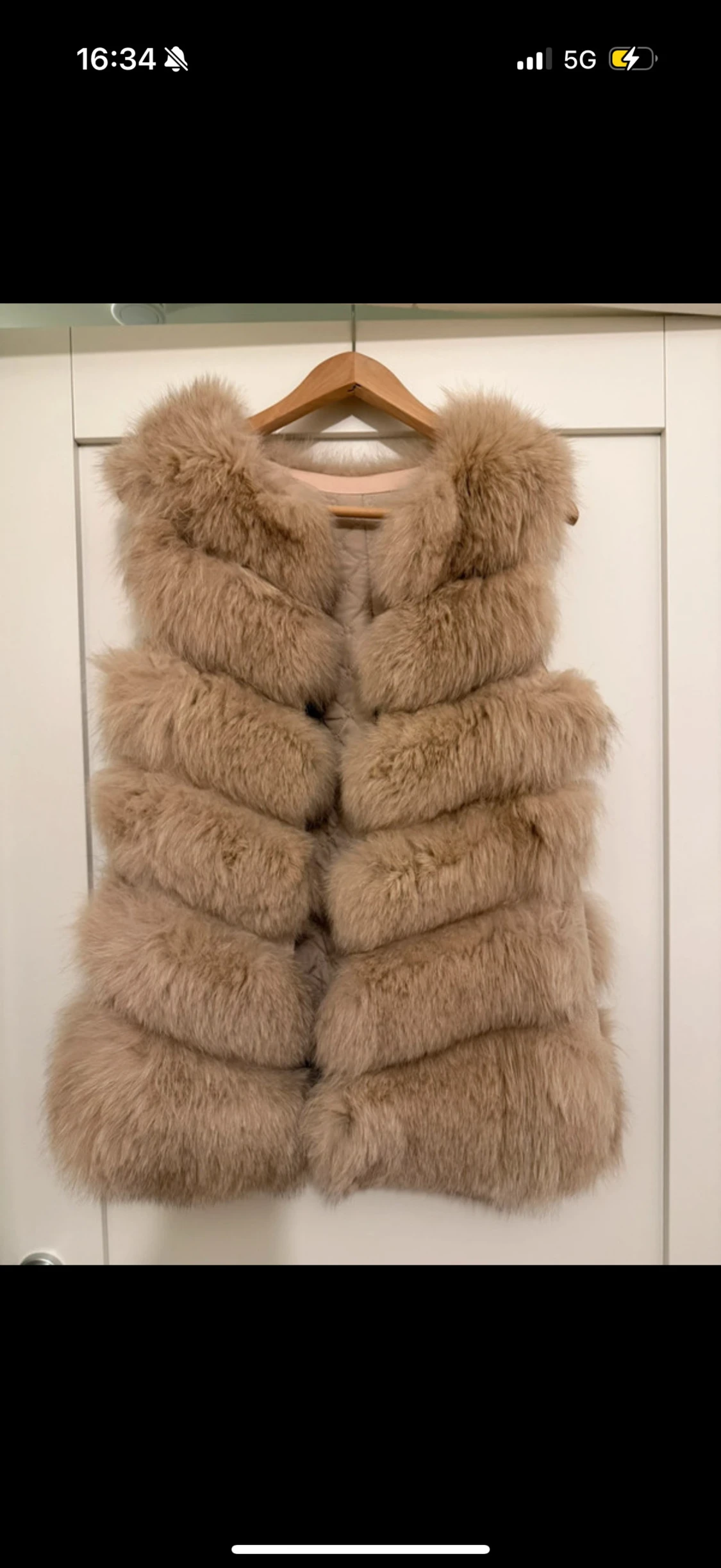 Beige fluffig pälsväst