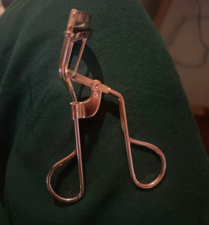 Rosa ögonfransböjare från Tweezerman - Snygg ögonfransböjare i roséguld från Tweezerman. Metallkropp med mjuk svart gummidyna för att böja fransarna skonsamt och ge en snygg böj. Ergonomisk design med breda handtag som är lätta att greppa.kommer med gummis för almondshape ögön