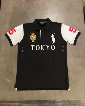 Svart och vit pikétröja Polo Ralph Lauren - Snygg Tokyo pikétröja från Polo Ralph Lauren. Använd väldigt sparsamt, nytt skick. Lapparna finns även. Skicka ett pm vid fler frågor!