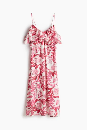 Blommig sommarklänning med volang - Supersöt klänning med tunna axelband och volang upptill. Lätt och luftig modell, perfekt för varma dagar. Materialet känns mjukt och svalt mot huden.🩷