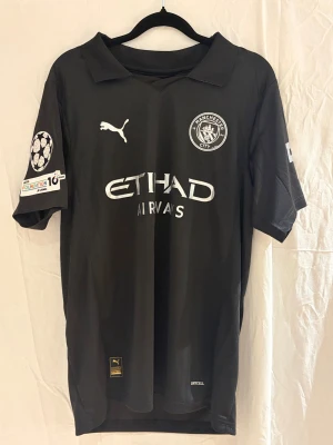 Manchester City 25/26 bortatröja Foden #47  - Årets Manchester Citys bortatröja för denna säsong. Med Champions Leuage patch på axeln och Phil Foden på ryggen.