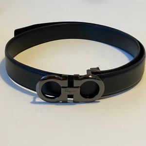 Ferragamo bälte - Helt ny bälte. Storlek 110cm. Oanvänd. Fraktar inom 24 timmar. Bästa kvalitén ute på marknaden. Mörk buckle