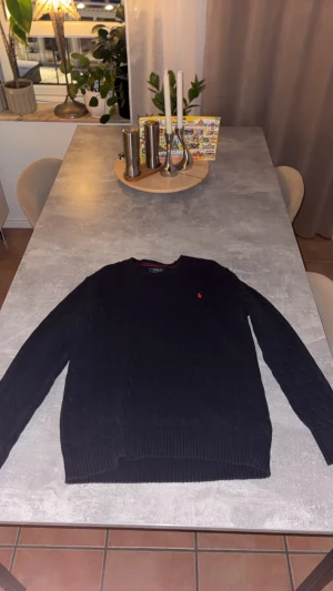 Mörkblå stickad tröja från Polo Ralph Lauren - Ralph lauren cabelknit tröja storlek 18-20 passar storlek S-M 