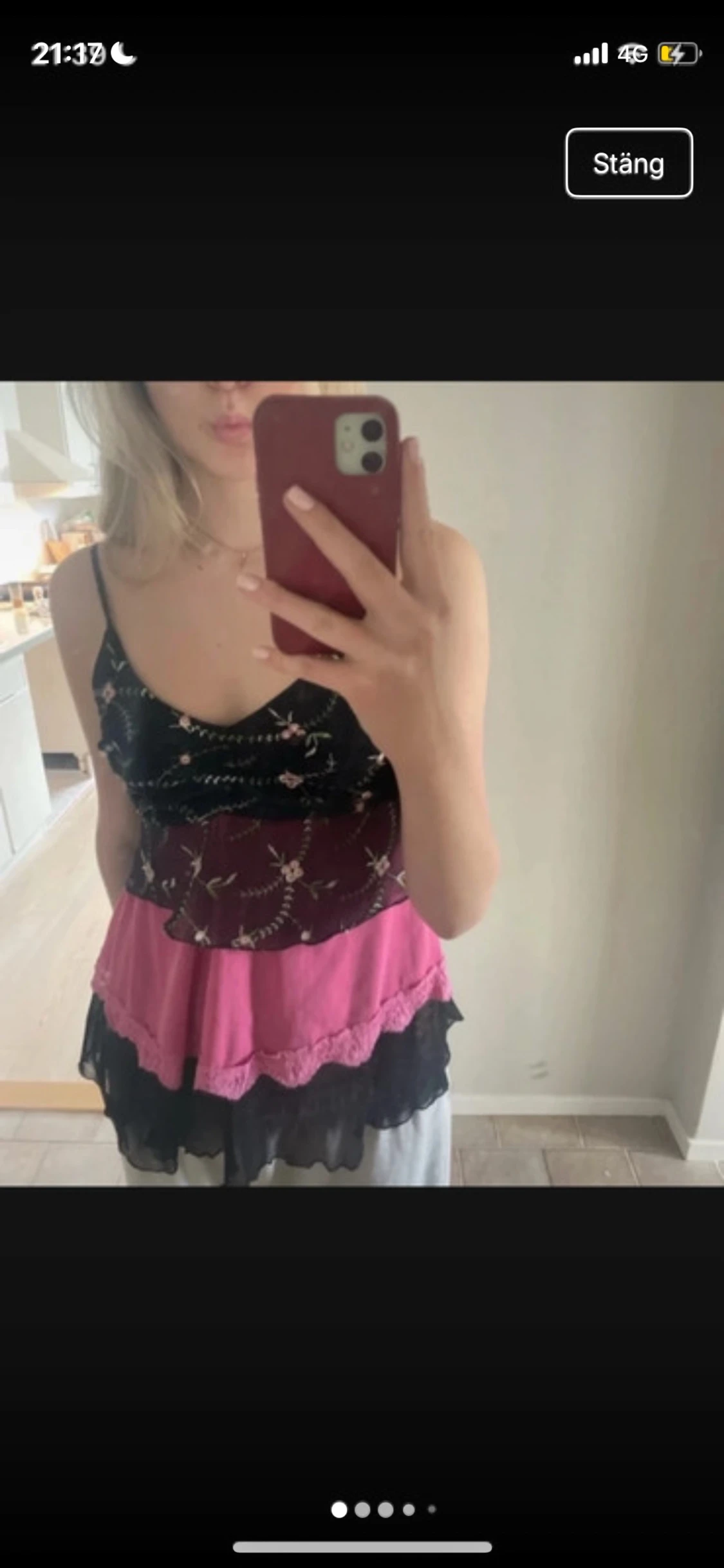 Blommig volang-linnetopp i svart och rosa