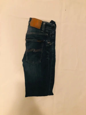 Mörkblå jeans från Nudie Jeans - Snygga mörkblå jeans från Nudie jeans. Nypris ligger på över 1000kr. Om du har några funderingar så kan du gärna kontakta mig :).