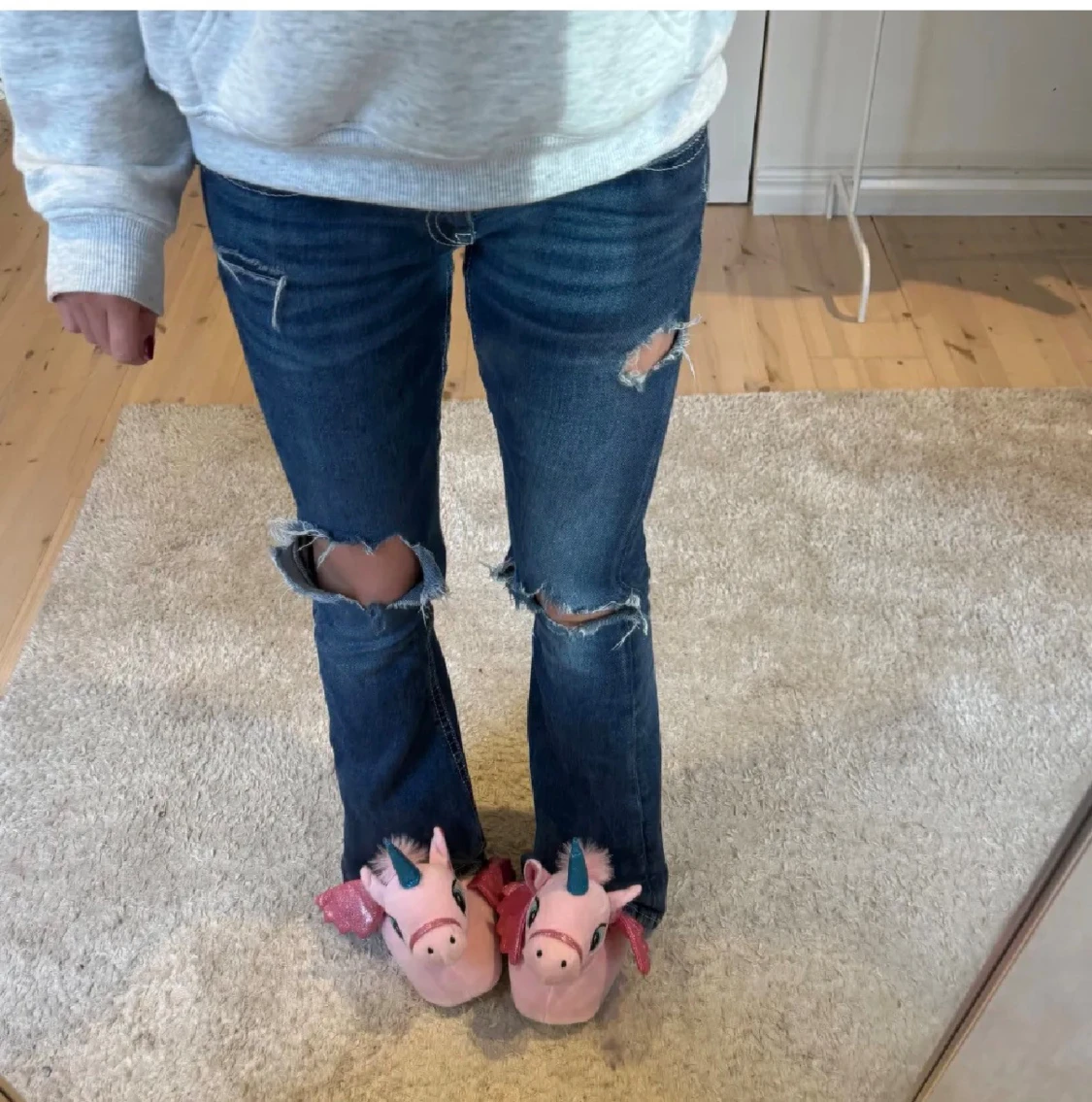 Blå bootcut jeans med slitningar