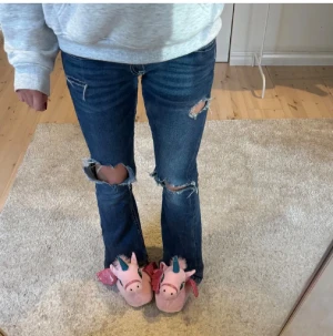Blå bootcut jeans med slitningar - snygga jeans, kommer tyvärr inte till användning, bra skick😇