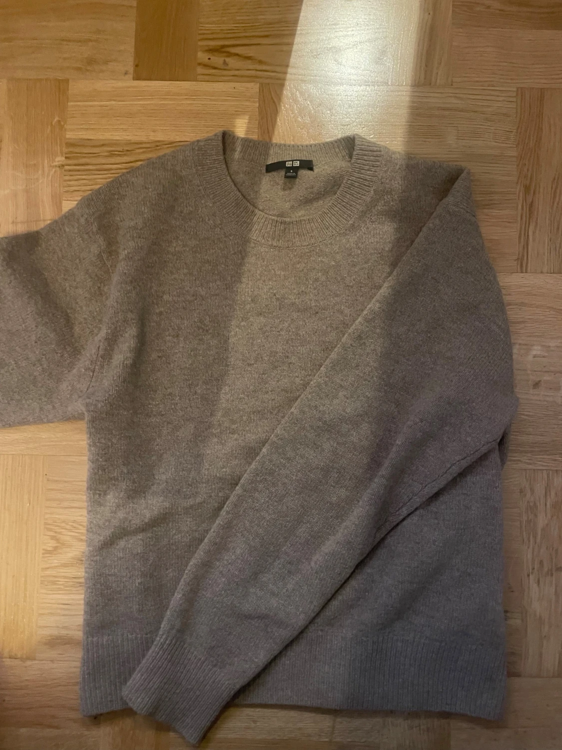 Beige stickad tröja från Uniqlo