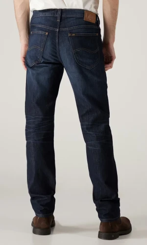 Mörkblå Lee jeans Derek Zip Fly - Snygga mörkblå jeans från Lee med klassisk straight passform och kontrastsömmar. Modellen har normal midja, Deren Zip Fly modell. Jeansen är tillverkade i slitstarkt denim och passar perfekt till sneakers eller boots.