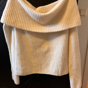 Stickad tröja strl S  - Stickad tröja strl S från H&M. Material: elastan, ull, akryl, polyester. 